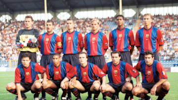 (GERMANY OUT) Spanien: Mannschaftsfoto FC Barcelona vor Testspiel in Mannheim vorne v.l.n.r.: Jari Litmanen, Michael Reiziger, Boudewijn Zenden, unbekannt, Luis Felipe Figo hinten v.l.n.r.: Torwart Ruud Hesp, Spielführer unbekannt, Philip Cocu, Ronald de Boer, Patrick Kluivert, unbekannt (Photo by contrast / Boris Streubel/ullstein bild via Getty Images)