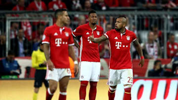 MUNICH, GERMANY - APRIL 12: Arturo Vidal #23 of Muenchen argues with his team mates during the UEFA Champions League Quarter Final first leg match between FC Bayern Muenchen and Real Madrid CF at Allianz Arena on April 12, 2017 in Munich, Germany. (Photo by Alex Grimm/Bongarts/Getty Images)