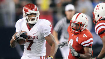 ARLINGTON, TX - DECEMBER 4: Running back DeMarco Murray #7 of the Oklahoma Sooners runs with the ball past linebacker Levonte David #4 of the Nebraska Cornhuskers December 4, 2010 at Cowboys Stadium in Arlington, Texas. (Photo by Jackson Laizure/Getty Images)