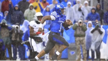 LEXINGTON, KENTUCKY - NOVEMBER 30: Lynn Bowden Jr #1 of the Kentucky Wildcats runs for a touchdown against the Louisville Cardinals at Commonwealth Stadium on November 30, 2019 in Lexington, Kentucky. (Photo by Andy Lyons/Getty Images)