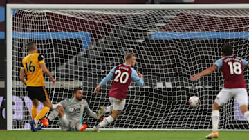 LONDON, ENGLAND - SEPTEMBER 27: Jarrod Bowen of West Ham United scores a goal to make it 2-0 during the Premier League match between West Ham United and Wolverhampton Wanderers at London Stadium on September 27, 2020 in London, United Kingdom. Sporting stadiums around the UK remain under strict restrictions due to the Coronavirus Pandemic as Government social distancing laws prohibit fans inside venues resulting in games being played behind closed doors. (Photo by Matthew Ashton - AMA/Getty Images)