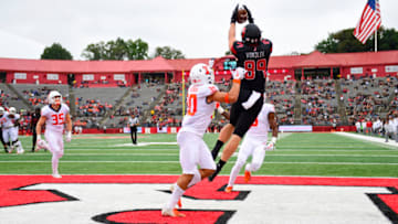 PISCATAWAY, NJ - OCTOBER 06: Travis Vokolek #89 of the Rutgers Scarlet Knights catches a touchdown against Sydney Brown #30 of the Illinois Fighting Illini during the second quarter at HighPoint.com Stadium on October 6, 2018 in Piscataway, New Jersey. (Photo by Corey Perrine/Getty Images)