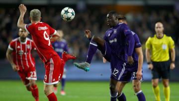 BRUSSELS, BELGIUM - NOVEMBER 22: Robert Lewandowski of Bayern Muenchen and Dennis Appiah of RSC Anderlecht battle for possession during the UEFA Champions League group B match between RSC Anderlecht and Bayern Muenchen at Constant Vanden Stock Stadium on November 22, 2017 in Brussels, Belgium. (Photo by Dean Mouhtaropoulos/Getty Images)