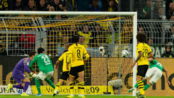DORTMUND, GERMANY - SEPTEMBER 28: Marco Friedl of SV Werder Bremen scores his team's second goal during the Bundesliga match between Borussia Dortmund and SV Werder Bremen at Signal Iduna Park on September 28, 2019 in Dortmund, Germany. (Photo by TF-Images/Getty Images)