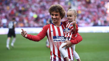 MADRID, SPAIN - MAY 12: Antoine Griezmann of Club Atletico de Madridcarries his daughter Mia prior to the start of the La Liga match between Club Atletico de Madrid and Sevilla FC at Wanda Metropolitano on May 12, 2019 in Madrid, Spain. (Photo by Denis Doyle/Getty Images)