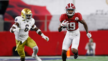 ARLINGTON, TEXAS - JANUARY 01: Tight end Jahleel Billingsley #19 of the Alabama Crimson Tide carries the football over linebacker Jeremiah Owusu-Koramoah #6 of the Notre Dame Fighting Irish during the first quarter of the 2021 College Football Playoff Semifinal Game at the Rose Bowl Game presented by Capital One at AT&T Stadium on January 01, 2021 in Arlington, Texas. (Photo by Tom Pennington/Getty Images)