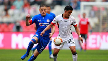 MEXICO CITY, MEXICO - NOVEMBER 10: Pablo Aguilar (L) of Cruz Azul fights for the ball with Michaell Chirinos (R) of Lobos BUAP during a 16th round match between Cruz Azul and Lobos BUAP as part of Torneo Apertura 2018 Liga MX at Azteca Stadium on November 10, 2018 in Mexico City, Mexico. (Photo by Mauricio Salas/Jam Media/Getty Images)