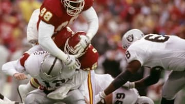 Kansas City Chiefs linebacker Derrick Thomas (Photo by Mitchell Reibel/Getty Images)