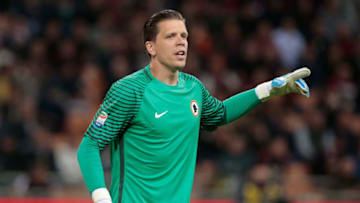 MILAN, ITALY - MAY 07: Wojciech Szczesny of AS Roma gestures during the Serie A match between AC Milan and AS Roma at Stadio Giuseppe Meazza on May 7, 2017 in Milan, Italy. (Photo by Emilio Andreoli/Getty Images)