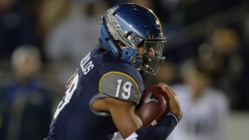 Dec 28, 2015; Annapolis, MD, USA; Navy Midshipmen quarterback Keenan Reynolds (19) rushes for his third touchdown of the game in the fourth quarter against the Pittsburgh Panthers at Navy-Marine Corps. Stadium. Mandatory Credit: Tommy Gilligan-USA TODAY Sports