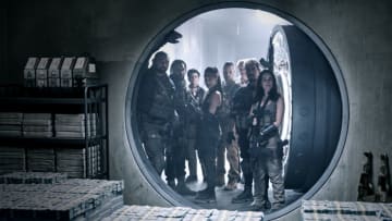 ARMY OF THE DEAD (L to R) DAVE BAUTISTA as SCOTT WARD, OMARI HARDWICK as VANDEROHE, TIG NOTARO as PETERS, SAMANTHA WIN as CHAMBERS, COLIN JONES as DAMON, MATTHIAS SCHWEIGHFER as DIETER, RAôL CASTILLO as MICKEY GUZMAN, ANA DE LA REGUERA as CRUZ in ARMY OF THE DEAD. Cr. CLAY ENOS/NETFLIX © 2021