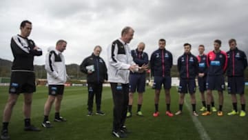 LA MANGA, SPAIN - FEBRUARY 19: Head coach Steve McClaren of Newcastle United gives instructions to his players prior to start of a Newcastle United Training session at the the Newcastle United training camp on February on February 19, 2016 in La Manga, Spain. (Photo by Newcastle United/Newcastle United)