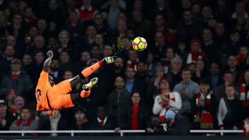 LONDON, ENGLAND - DECEMBER 22: Sadio Mane of Liverpool shoots at goal during the Premier League match between Arsenal and Liverpool at Emirates Stadium on December 22, 2017 in London, England. (Photo by Julian Finney/Getty Images)