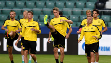 Borussia Dortmund players take part in a training session at Legia stadium in Warsaw on September 13, 2016 on the eve of the UEFA Champions League group F football match Legia Warszawa vs Borussia Dortmund. / AFP / JANEK SKARZYNSKI (Photo credit should read JANEK SKARZYNSKI/AFP/Getty Images)