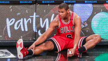 NEW YORK, USA - APRIL 08: Cristiano Felicio of the Chicago Bulls stretches during the game at Barclays Center in Brooklyn, New York on April 08, 2017 (Photo by William Volcov/Brazil Photo Press/LatinContent/Getty Images))