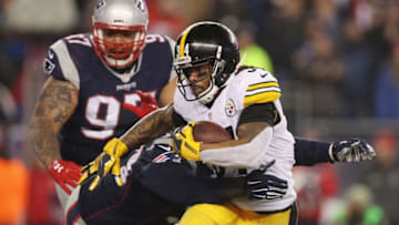 FOXBORO, MA - JANUARY 22: DeAngelo Williams #34 of the Pittsburgh Steelers runs with the ball against the New England Patriots in the AFC Championship Game at Gillette Stadium on January 22, 2017 in Foxboro, Massachusetts. (Photo by Patrick Smith/Getty Images)