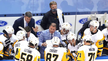 TORONTO, ONTARIO - AUGUST 07: Head coach Mike Sullivan and assistant coach Mark Recchi of the Pittsburgh Penguins talk with his players during a time out late in the third period against the Montreal Canadiens in Game Four of the Eastern Conference Qualification Round prior to the 2020 NHL Stanley Cup Playoffs at Scotiabank Arena on August 07, 2020 in Toronto, Ontario. (Photo by Andre Ringuette/Freestyle Photo/Getty Images)