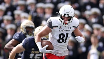 Josh Whyle of the Cincinnati Bearcats carries the ball after catching a touchdown against the Navy Midshipmen. Getty Images.