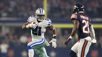 Sep 25, 2016; Arlington, TX, USA; Dallas Cowboys running back Ezekiel Elliott (21) runs with the ball against Chicago Bears cornerback Tracy Porter (21) in the first quarter at AT&T Stadium. Mandatory Credit: Matthew Emmons-USA TODAY Sports