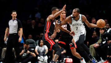 Kevin Durant #7 of the Brooklyn Nets dribbles as Jamal Cain #8 of the Miami Heat defends(Photo by Sarah Stier/Getty Images)
