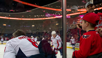 COLUMBUS, OH - DECEMBER 08: A young Washington Capitals fan watches Washington Capitals left wing Alex Ovechkin (8) during warmups before a game between the Columbus Blue Jackets and the Washington Capitals on December 08, 2018 at Nationwide Arena in Columbus, OH.(Photo by Adam Lacy/Icon Sportswire via Getty Images)