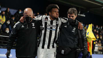 VILLARREAL, SPAIN - FEBRUARY 22: Weston McKennie of Juventus is assisted from the field of play after an injury on a challenge by Pervis Estupinan of Villarreal CF during the UEFA Champions League Round Of Sixteen Leg One match between Villarreal CF and Juventus at Estadio de la Ceramica on February 22, 2022 in Villarreal, Spain. (Photo by Jonathan Moscrop/Getty Images)