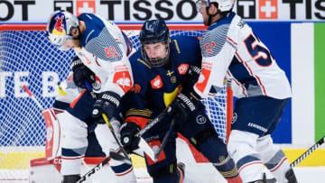 Djurgarden's Alexander Holtz (C) is squeezed by Munich's Yasin Ehliz (L) and Patrick Hager during the quarterfinal between Djurgarden Hockey and Red Bull Munich at the Champions Hockey League is a European ice hockey tournament on December 3, 2019 in Stockholm, Sweden. - during the quarterfinal between Djurgarden Hockey and Red Bull Munich at the Champions Hockey League is a European ice hockey tournament on December 3, 2019 in Stockholm, Sweden. (Photo by Erik SIMANDER / TT NEWS AGENCY / AFP) / Sweden OUT (Photo by ERIK SIMANDER/TT NEWS AGENCY/AFP via Getty Images)