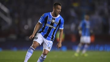LANUS, ARGENTINA - NOVEMBER 29: Arthur of Gremio drives the ball during the second leg match between Lanus and Gremio as part of Copa Bridgestone Libertadores 2017 Final at Ciudad de Lanus Stadium on November 29, 2017 in Lanus, Argentina. (Photo by Marcelo Endelli/Getty Images)