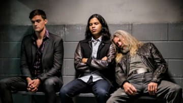 The Flash -- "Girls Night Out" -- Image Number: FLA405a_0017b.jpg -- Pictured (L-R): Hartley Sawyer as Dibney and Carlos Valdes as Cisco Ramon -- Photo: Bettina Strauss/The CW -- ÃÂ© 2017 The CW Network, LLC. All rights reserved.