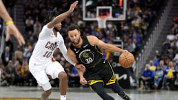 SAN FRANCISCO, CALIFORNIA - NOVEMBER 11: Stephen Curry #30 of the Golden State Warriors dribbles the ball past Darius Garland #10 of the Cleveland Cavaliers in the third of an NBA basketball game at Chase Center on November 11, 2022 in San Francisco, California. NOTE TO USER: User expressly acknowledges and agrees that, by downloading and or using this photograph, User is consenting to the terms and conditions of the Getty Images License Agreement. (Photo by Thearon W. Henderson/Getty Images)