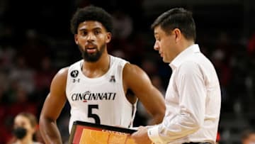 Cincinnati Bearcats head coach Wes Miller talks with guard David DeJulius during a timeout against Tennessee Tech. The Enquirer.