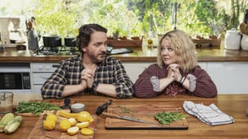God’s Favorite Idiot. (L to R) Ben Falcone as Clark Thompson, Melissa McCarthy as Amily Luck in episode 107 of God’s Favorite Idiot. Cr. Vince Valitutti/Netflix © 2022