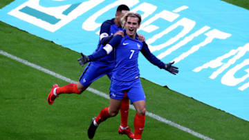PARIS, FRANCE - NOVEMBER 10: Antoine Griezmann of France celebrate his goal with Layvin Kurzawa during the friendly match between France and Wales at Stade de France on November 10, 2017 in Paris, France. (Photo by Xavier Laine/Getty Images)