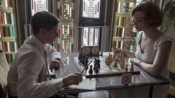 THE QUEEN'S GAMBIT (L to R) LOUIS SERKIS as GEORGI GIREV and ANYA TAYLOR-JOY as BETH HARMON in episode 104 of THE QUEEN'S GAMBIT Cr. PHIL BRAY/NETFLIX © 2020