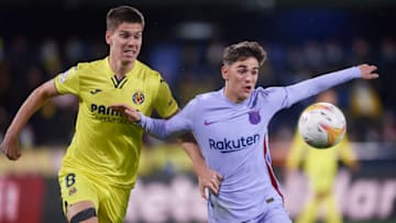 VILLARREAL, SPAIN - NOVEMBER 27: Juan Foyth of Villarreal CF and Gavi of FC Barcelona battle for possession during the La Liga Santander match between Villarreal CF and FC Barcelona at Estadio de la Ceramica on November 27, 2021 in Villarreal, Spain. (Photo by Aitor Alcalde Colomer/Getty Images)