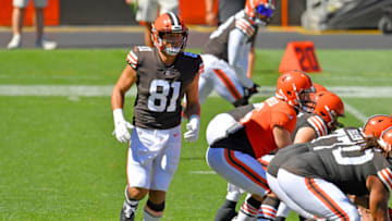 CLEVELAND, OHIO - AUGUST 30: Tight end Austin Hooper #81 of the Cleveland Browns works out during training camp at FirstEnergy Stadium on August 30, 2020 in Cleveland, Ohio. (Photo by Jason Miller/Getty Images)
