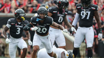 Cincinnati Bearcats linebacker Deshawn Pace during game against the Kennesaw State Owls at Nippert Stadium.