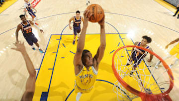 OAKLAND, CA - MARCH 10: Kevon Looney #5 of the Golden State Warriors dunks the ball against the Phoenix Suns on March 10, 2019 at ORACLE Arena in Oakland, California. NOTE TO USER: User expressly acknowledges and agrees that, by downloading and or using this photograph, user is consenting to the terms and conditions of Getty Images License Agreement. Mandatory Copyright Notice: Copyright 2019 NBAE (Photo by Noah Graham/NBAE via Getty Images)
