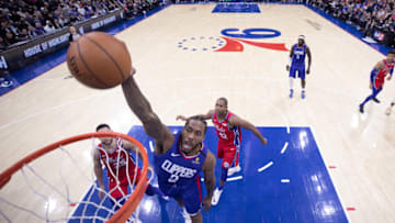PHILADELPHIA, PA - FEBRUARY 11: Kawhi Leonard #2 of the Los Angeles Clippers dunks the ball past Ben Simmons #25 and Al Horford #42 of the Philadelphia 76ers in the third quarter at the Wells Fargo Center on February 11, 2020 in Philadelphia, Pennsylvania. The 76ers defeated the Clippers 110-103. NOTE TO USER: User expressly acknowledges and agrees that, by downloading and/or using this photograph, user is consenting to the terms and conditions of the Getty Images License Agreement. (Photo by Mitchell Leff/Getty Images)