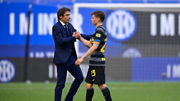 MILAN, ITALY - APRIL 25: Coach Antonio Conte and Nicol Barella of FC Internazionale celebrates after the victory during the Italian Serie A match between Internazionale v Hellas Verona at the San Siro on April 25, 2021 in Milan Italy (Photo by Mattia Ozbot/Soccrates/Getty Images)