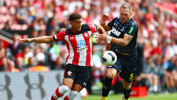 SOUTHAMPTON, ENGLAND - AUGUST 03: Che Adams of Southampton battles for the ball with Rafael Czichos of 1.FC Koln during the Pre-Season Friendly match between Southampton and FC Koln at St. Mary's Stadium on August 03, 2019 in Southampton, England. (Photo by Dan Istitene/Getty Images)