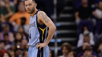 Mar 21, 2016; Phoenix, AZ, USA; Memphis Grizzlies guard Jordan Farmar (4) looks back to the court in the game against the Phoenix Suns at Talking Stick Resort Arena. The Memphis Grizzlies won 103-97. Mandatory Credit: Jennifer Stewart-USA TODAY Sports