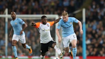 MANCHESTER, ENGLAND - SEPTEMBER 26: Fred of Shakhtar Donetsk and Kevin De Bruyne of Manchester City battle for possession during the UEFA Champions League Group F match between Manchester City and Shakhtar Donetsk at Etihad Stadium on September 26, 2017 in Manchester, United Kingdom. (Photo by Matthew Lewis/Getty Images)