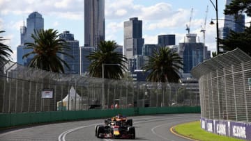 MELBOURNE, AUSTRALIA - MARCH 25: Max Verstappen of the Netherlands driving the (33) Aston Martin Red Bull Racing RB14 TAG Heuer leads Fernando Alonso of Spain driving the (14) McLaren F1 Team MCL33 Renault on track during the Australian Formula One Grand Prix at Albert Park on March 25, 2018 in Melbourne, Australia. (Photo by Charles Coates/Getty Images)