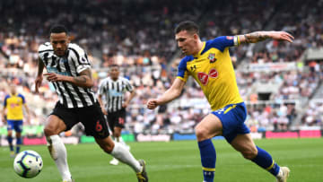 NEWCASTLE UPON TYNE, ENGLAND - APRIL 20: Pierre-Emile Hojbjerg of Southampton and Jamaal Lascelles of Newcastle United during the Premier League match between Newcastle United and Southampton FC at St. James Park on April 20, 2019 in Newcastle upon Tyne, United Kingdom. (Photo by Stu Forster/Getty Images)