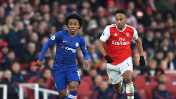 LONDON, ENGLAND - DECEMBER 29: Willian of Chelsea is chased down by Pierre-Emerick Aubameyang of Arsenal during the Premier League match between Arsenal FC and Chelsea FC at Emirates Stadium on December 29, 2019 in London, United Kingdom. (Photo by Shaun Botterill/Getty Images)