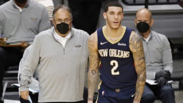 Head coach Stan Van Gundy of the New Orleans Pelicans talks with Lonzo Ball (Photo by Michael Reaves/Getty Images)