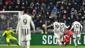 TURIN, ITALY - NOVEMBER 27: Duvan Zapata of Atalanta BC scores their team's first goal during the Serie A match between Juventus and Atalanta BC at Allianz Stadium on November 27, 2021 in Turin, Italy. (Photo by Valerio Pennicino/Getty Images)