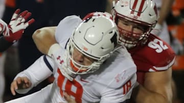 Wisconsin defensive end Matt Henningsen pressures Illinois quarterback Brandon Peters.Uwgrid24 16