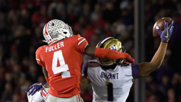 PASADENA, CA - JANUARY 01: Hunter Bryant #1 of the Washington Huskies makes a one-handed catch during the second half in the Rose Bowl Game presented by Northwestern Mutual at the Rose Bowl on January 1, 2019 in Pasadena, California. (Photo by Harry How/Getty Images)